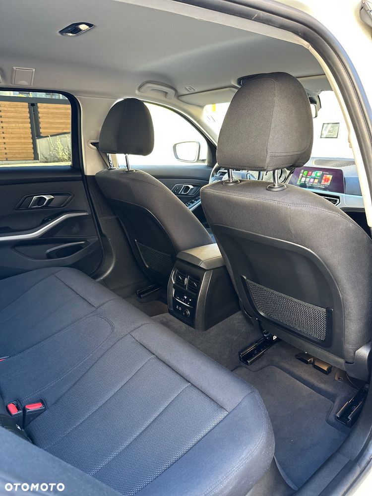 BMW Seria 3 318d Touring Advantage - 39