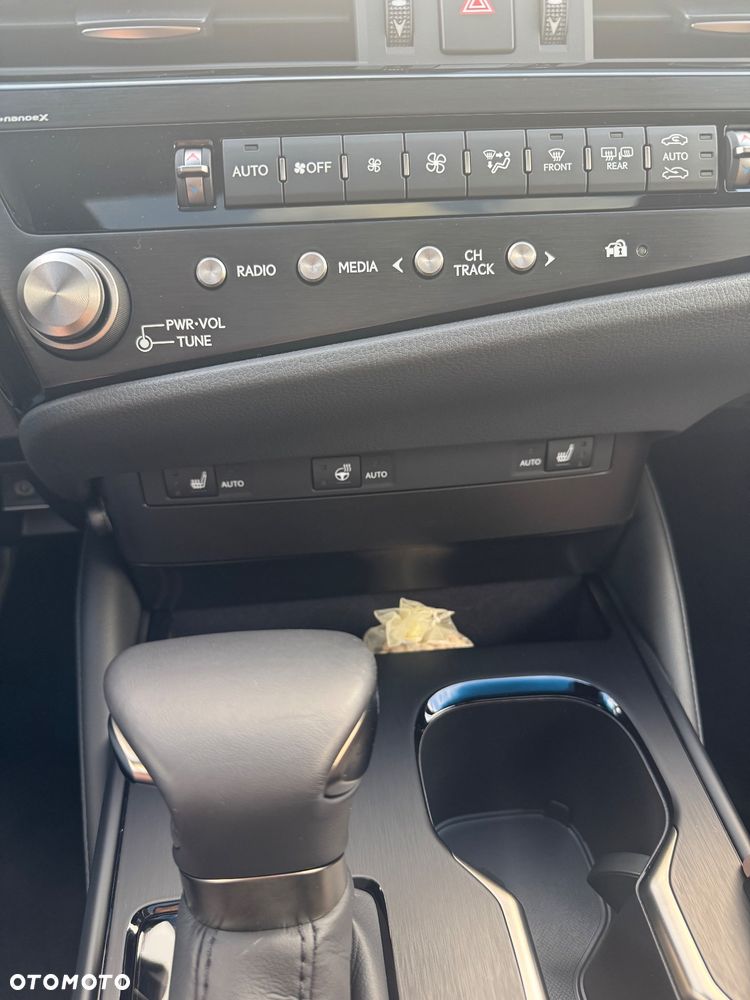 Lexus ES 300h Business Edition - 17