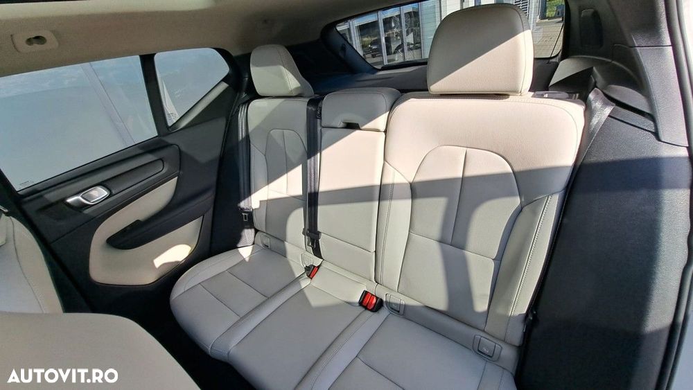Volvo XC 40 B4 AT FWD MHEV Ultra Dark - 16