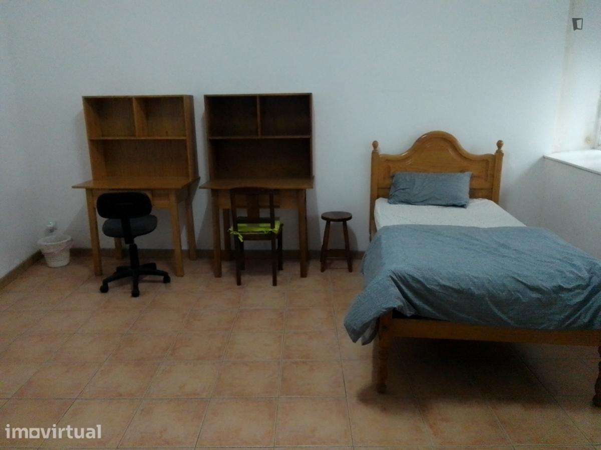 Quarto - localizado em Baixa Coimbra - Grande imagem: 4/22
