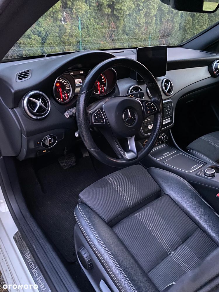 Mercedes-Benz CLA 180 7G-DCT UrbanStyle Edition - 5