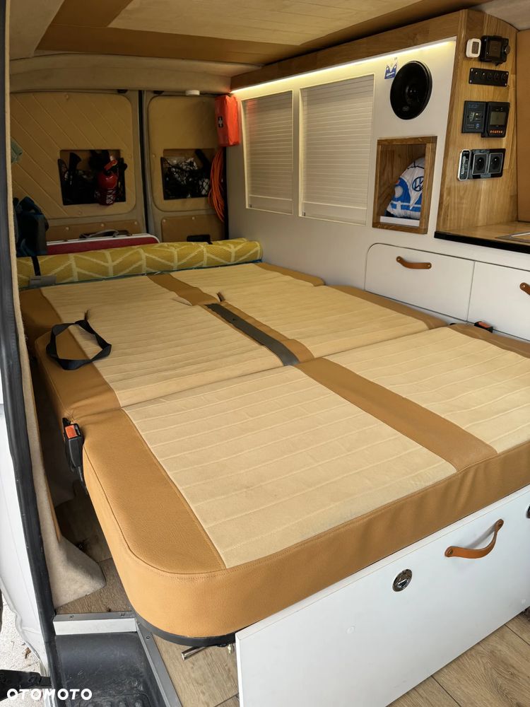 Volkswagen T5 Campervan - 25