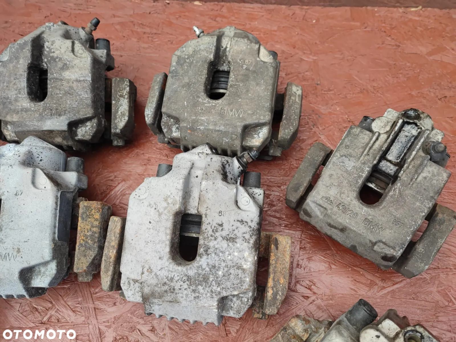 BMW E60 / E60 LCI / E61 / E61 LCI / E63 / E63 LCI / E64 / E64 LCI / E65 / E66. ORYGINALNE ZACISKI HAMULCOWE + JARZMA DO SILNIKÓW GAMY M57D25 / M47D20 / M54B22 / M54B25 POD TARCZĘ HAMULCOWĄ PRZÓD 310MM / TYŁ 320MM. O NR: 6 753 659 / 6 753 660 / 6 765 909 / 6 765 910 OEM. SPRAWNE W 100%. - 7