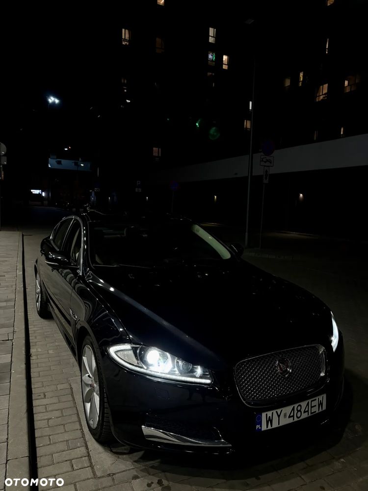 Jaguar XF 35t AWD Portfolio - 32