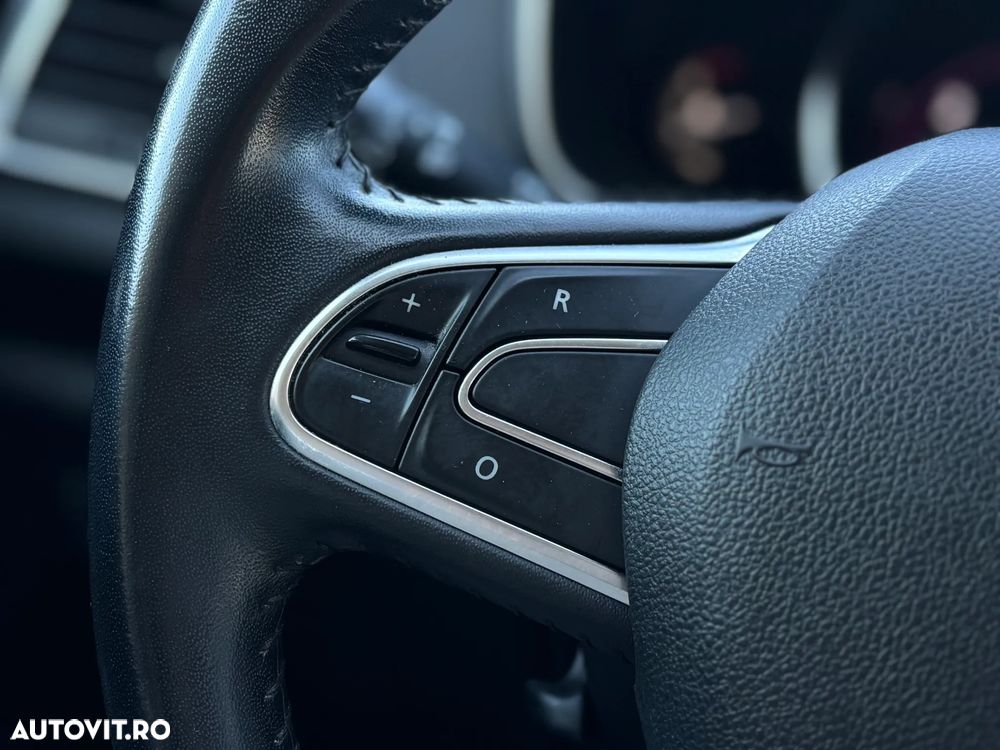 Renault Megane TCE 140 Equilibre - 25