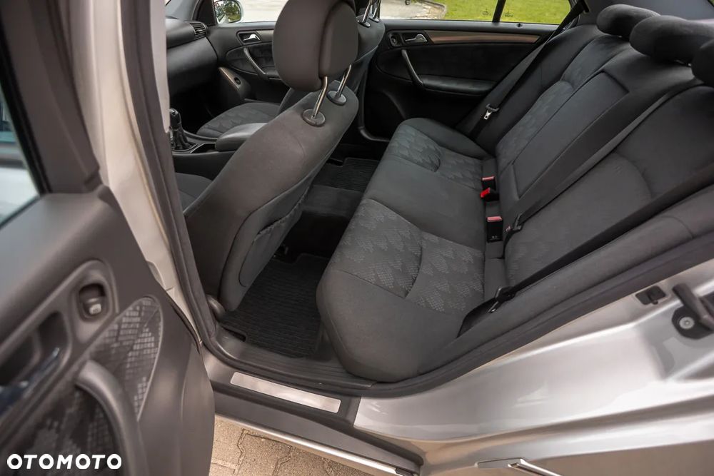 Mercedes-Benz Klasa C 240 Avantgarde Sport Edition - 18