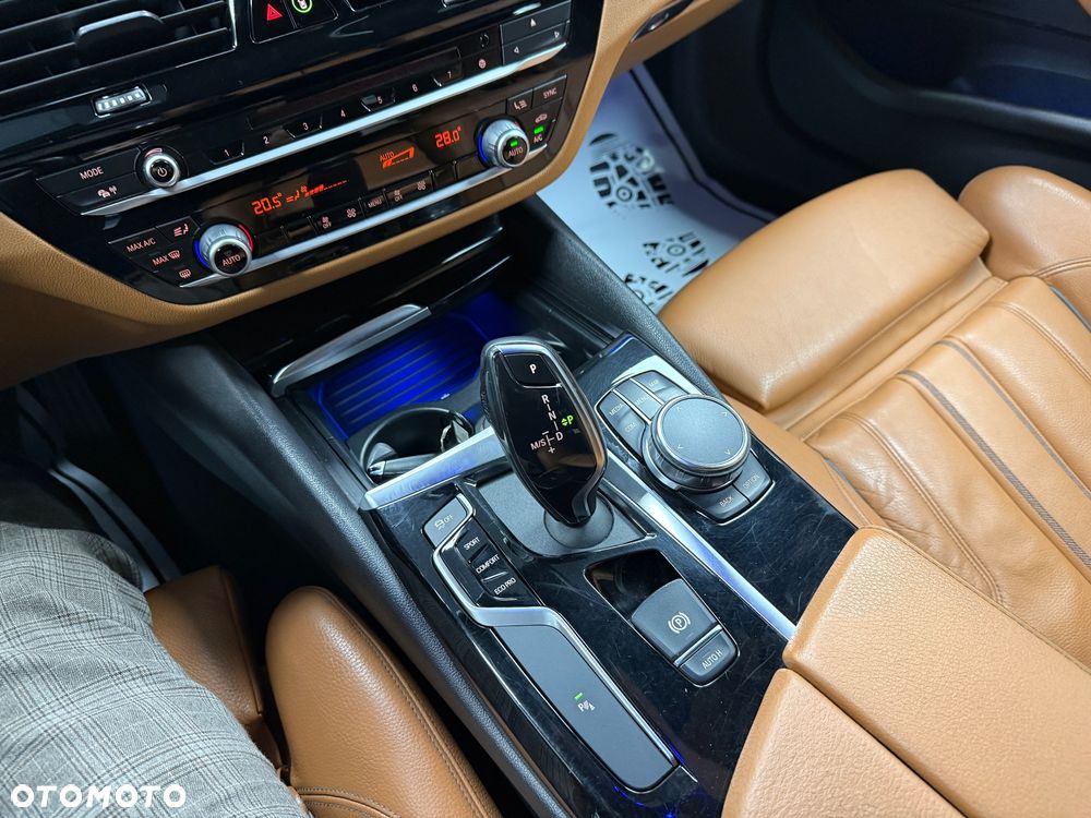 BMW Seria 5 520d Luxury Line sport - 12