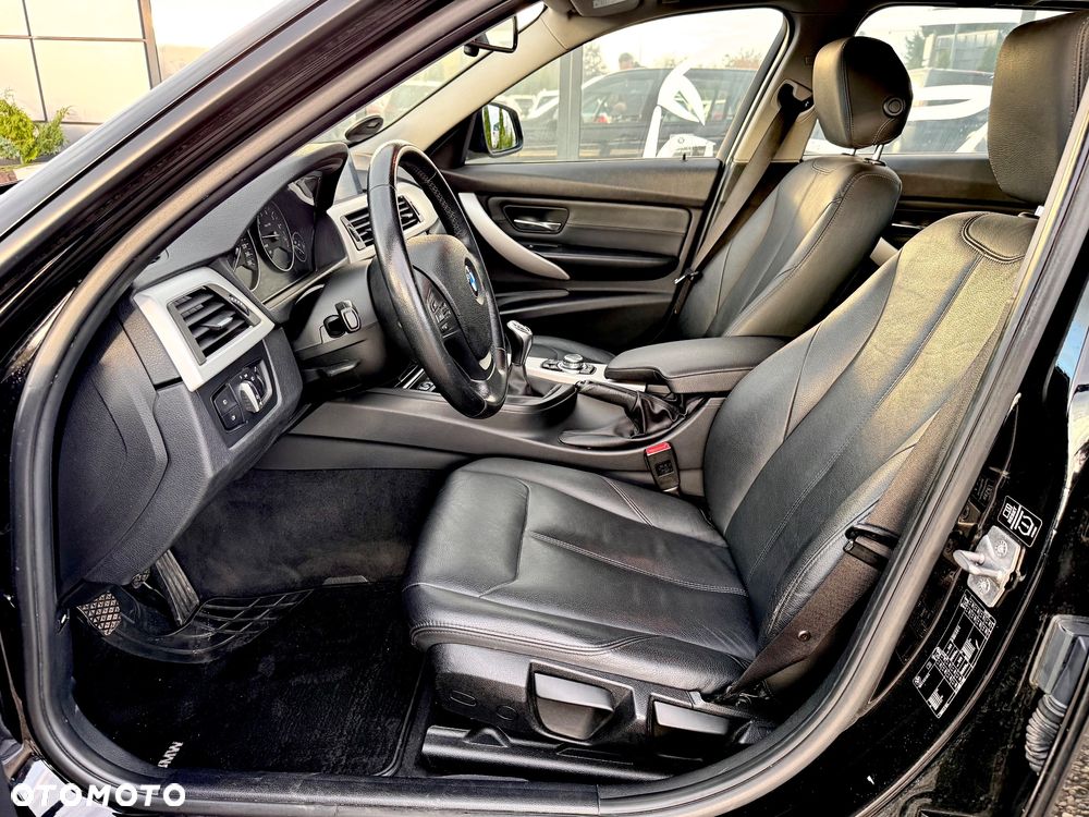 BMW Seria 3 320i Touring - 28