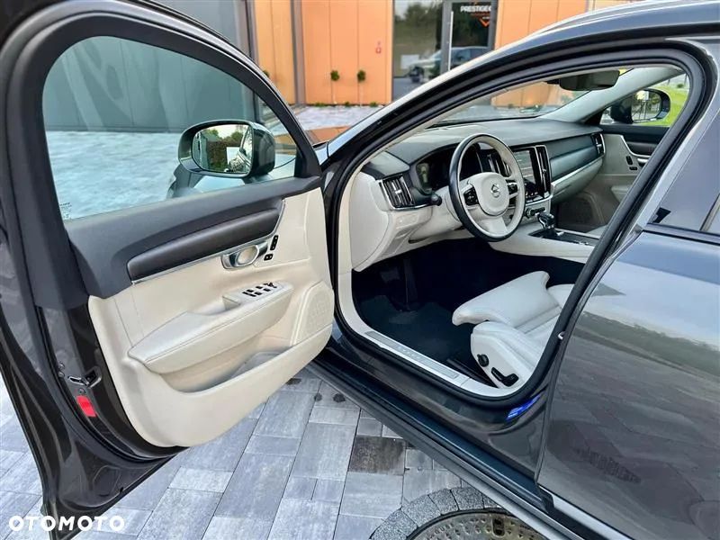 Volvo V90 Cross Country - 33