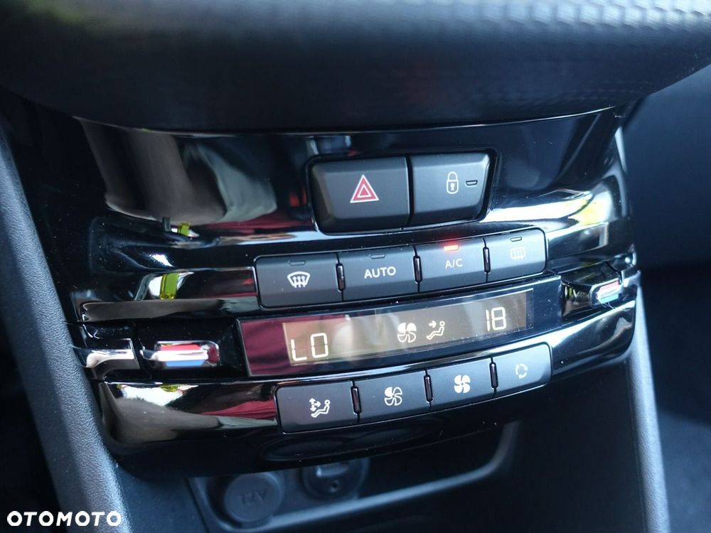 Peugeot 2008 1.2 Pure Tech Style S&S - 25