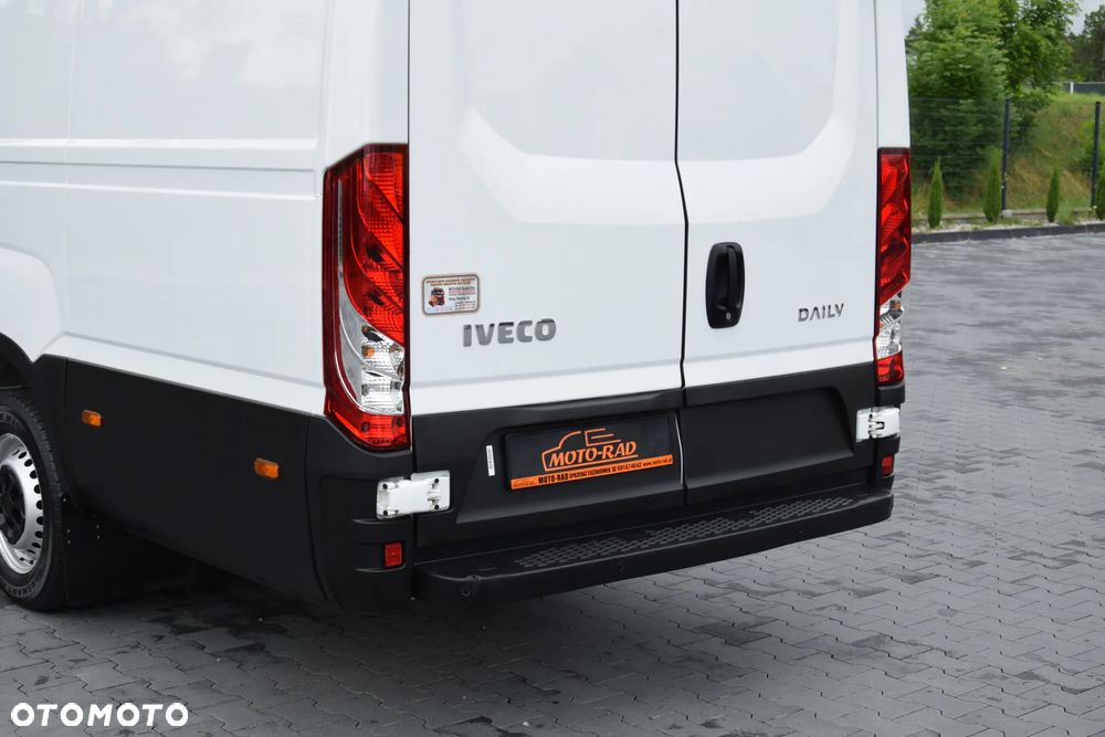 Iveco DAILY MAXI 35S16 / 2.3 - 160 KM / AUTOMAT HI-MATIC / NOWY MODEL / 3 OSOBY / DOSTAWCZE / BLASZAK / KLIMA / CZUJNIKI COFANIA / NISKI PRZEBIEG / 2022 / SERWISOWANY / Z NIEMIEC - 11
