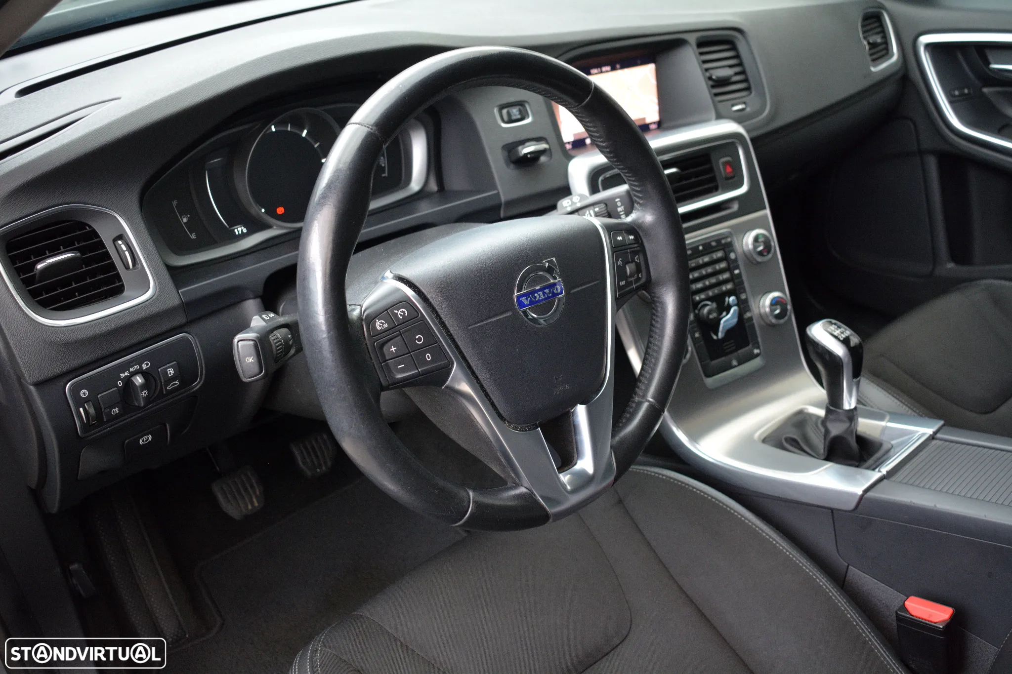 Volvo V60 2.0 D2 Momentum - 12