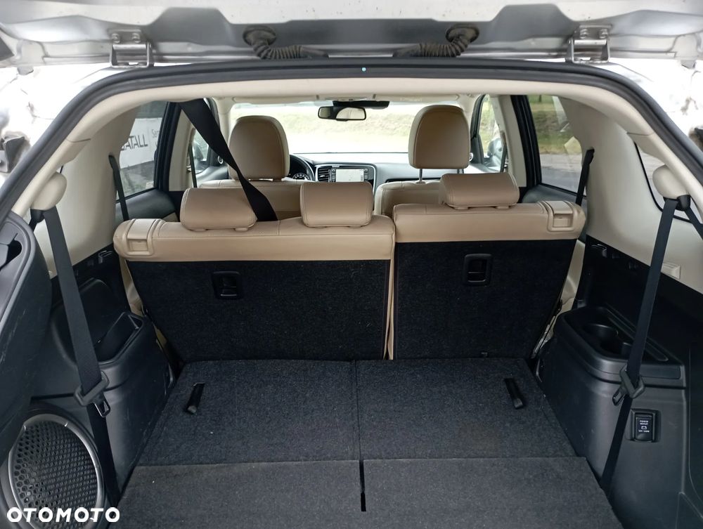 Mitsubishi Outlander 2.0 Instyle Navi 4WD CVT - 19