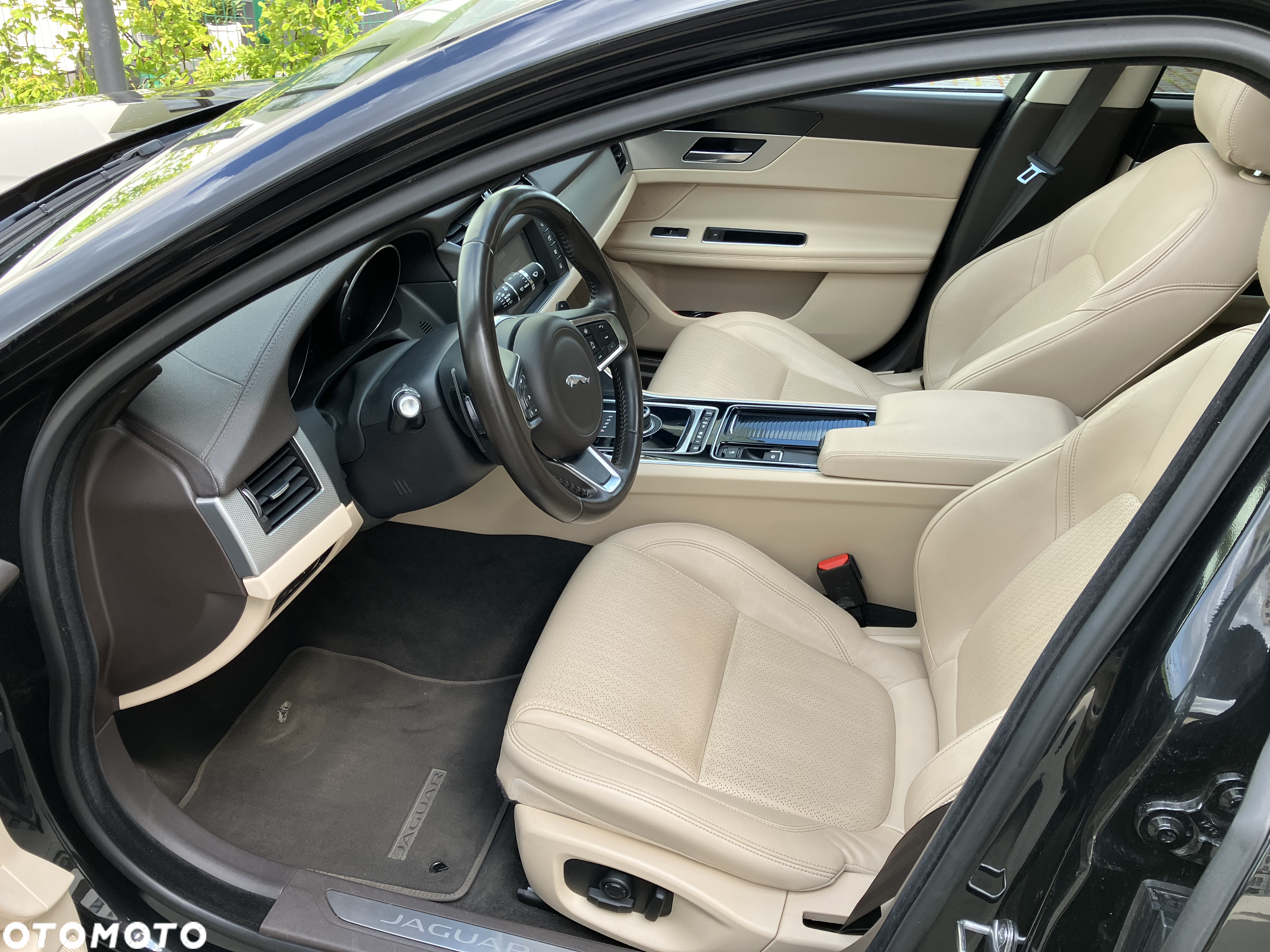 Jaguar XF 2.0 T AWD Portfolio - 16