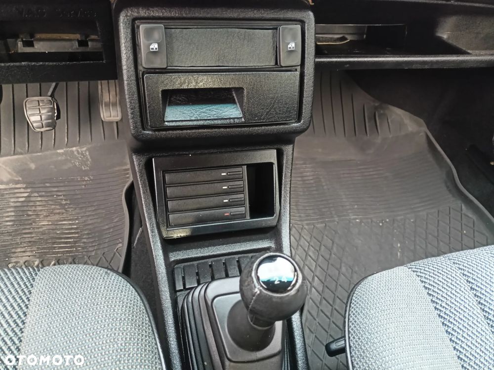 Volkswagen Golf 1.6 CL - 12