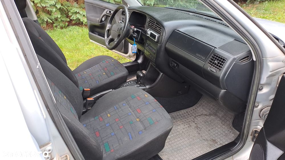 Volkswagen Golf 1.6 Comfortline - 22