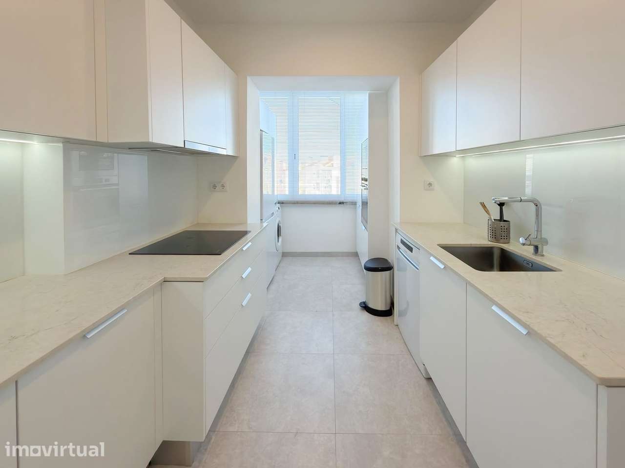 T2 renovado, com cozinha totalmente equipada e varanda - Grande imagem: 2/11