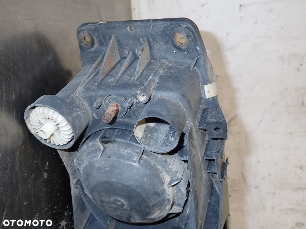 LAMPA PRAWA PRZEDNIA RENAULT MIDLUM 4.1 - 3