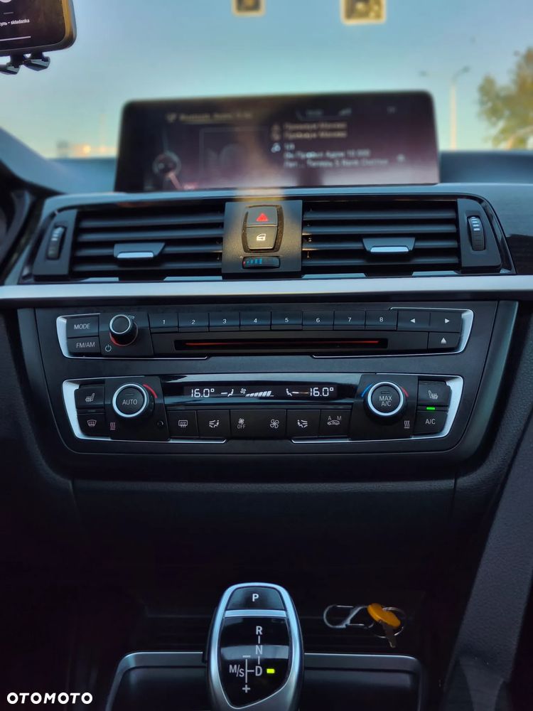 BMW Seria 3 328i xDrive Sport Line - 36
