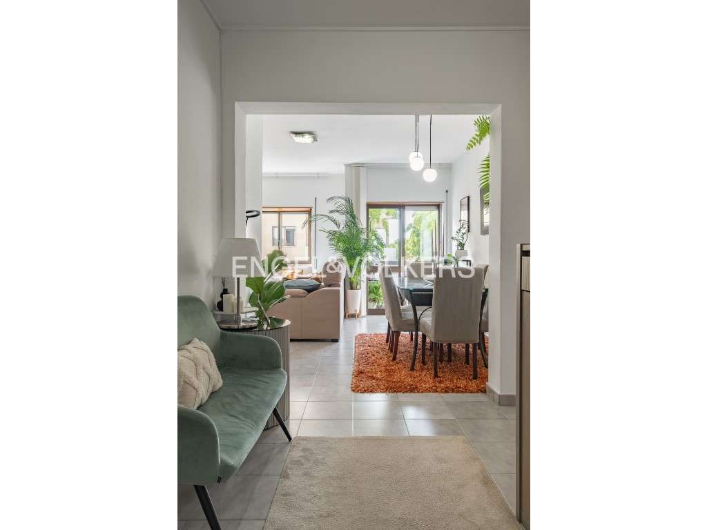 Apartamento remodelado com duas varandas no Pragal - Grande imagem: 5/28