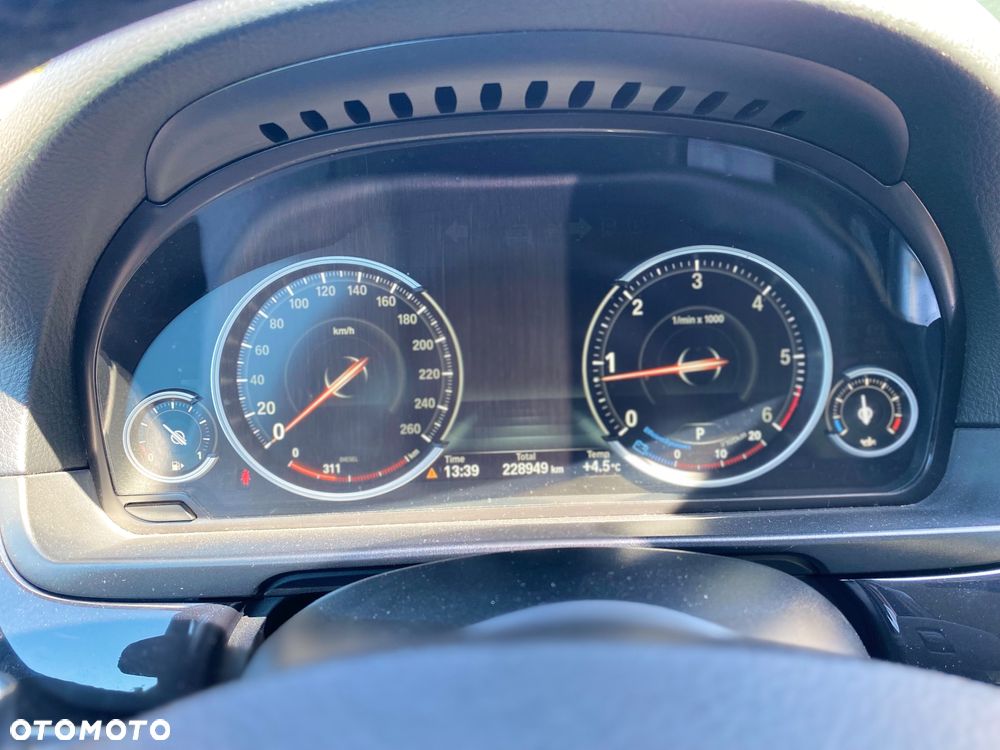BMW Seria 5 525d xDrive - 27