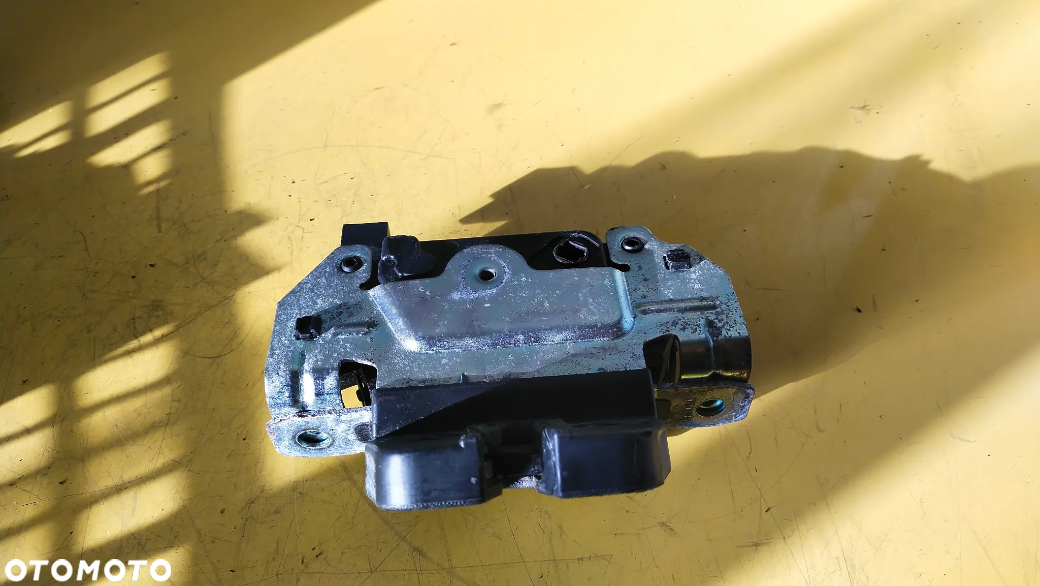 ZAMEK KLAPY BAGAŻNIKA OPEL ASTRA A  495058724 - 2