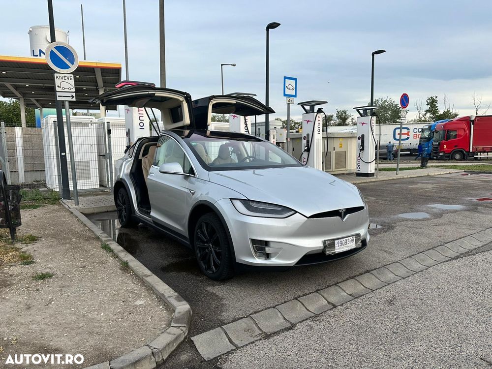 Tesla Model X - 25