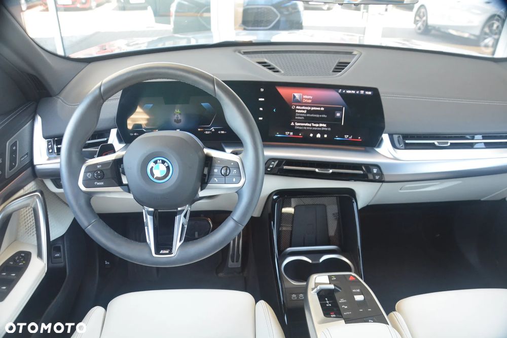 BMW iX2 eDrive20 66.5kWh M Sport - 9
