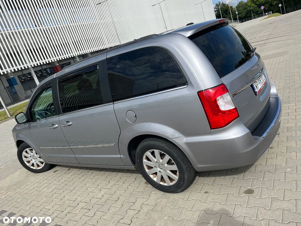 Chrysler Town & Country - 7
