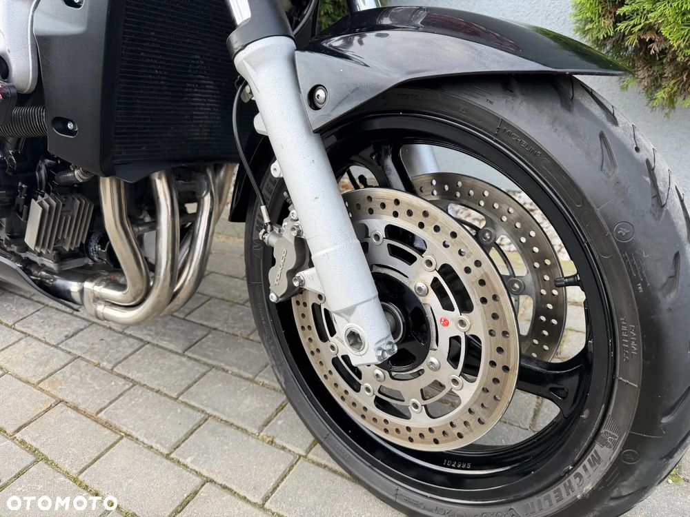 Suzuki GSR - 12