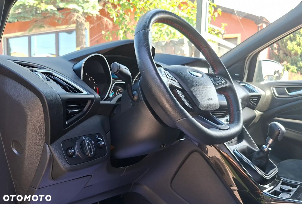 Ford Kuga 2.0 TDCi 2x4 ST-Line - 27