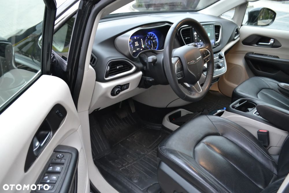 Chrysler Pacifica - 4