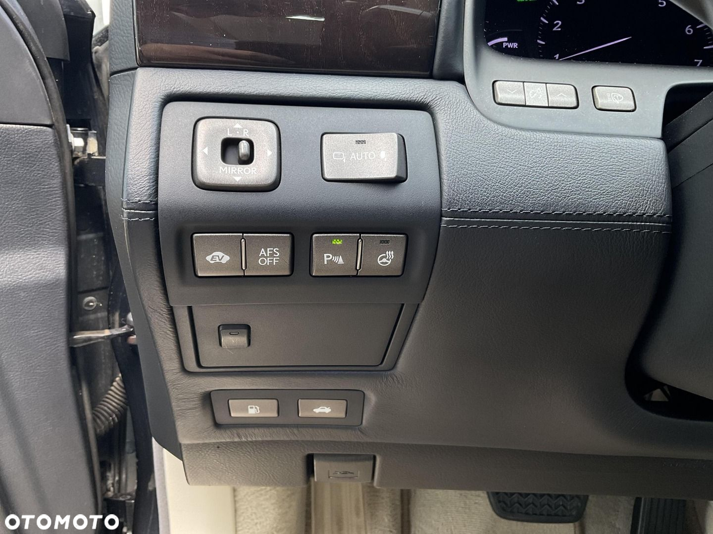 Lexus LS 600h Superior - 28