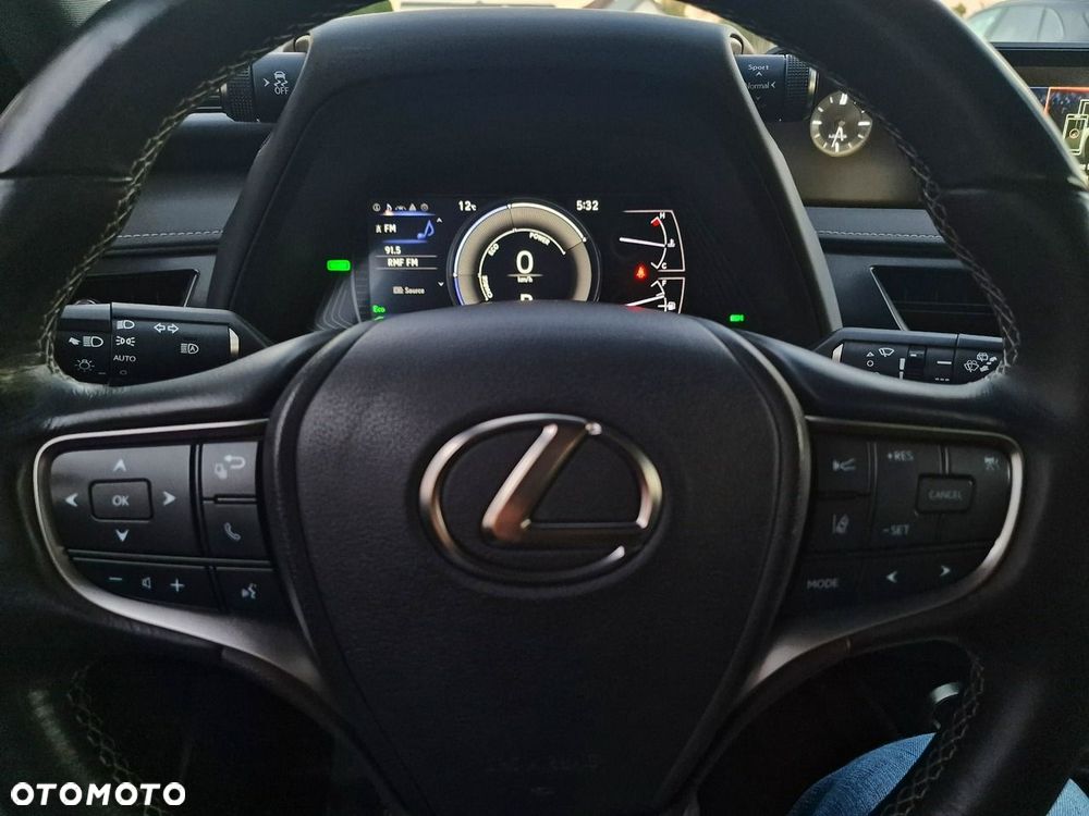 Lexus UX - 25