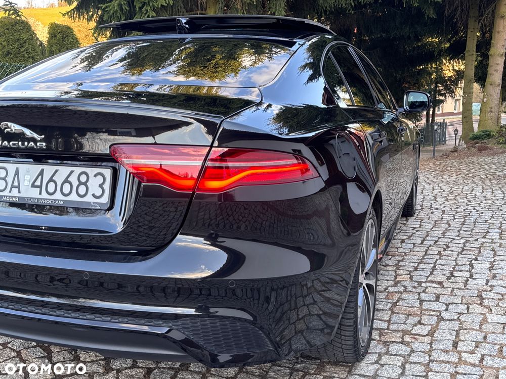 Jaguar XE 2.0 D180 AWD R-Dynamic HSE - 22