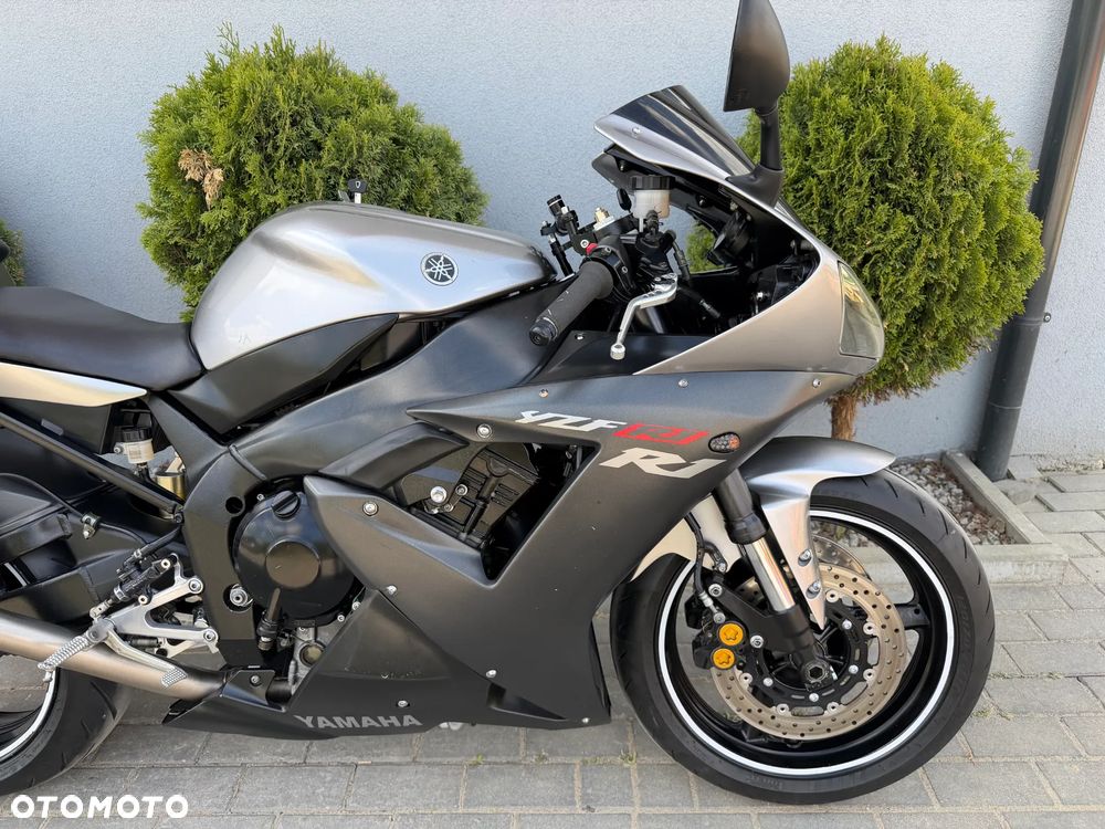 Yamaha R1 - 16