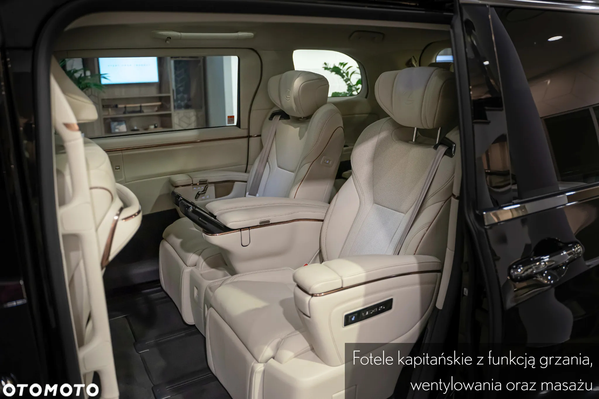 Lexus LM - 25