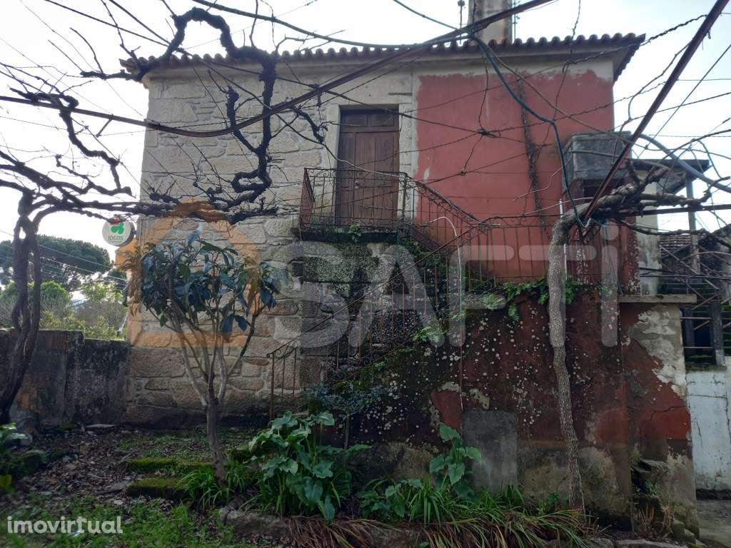 Prédio composto de casa de pedra com 2 pavimentos - Grande imagem: 3/27