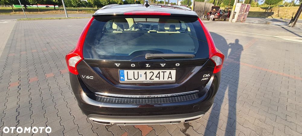 Volvo V60 D6 AWD Plug-in Hybrid R-Design Summum - 4