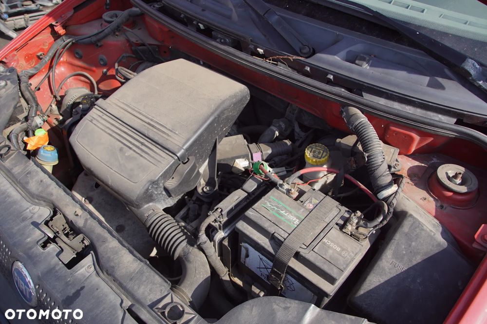 Auto na części - Fiat Panda II 1.1 54 KM 187A1000 C514 2004R Silnik Skrzynia Drzwi Szyba Lusterko Błotnik Maska Klapa Deska Kokpit Sterownik Moduł Czujnik Licznik Kierownica - 18