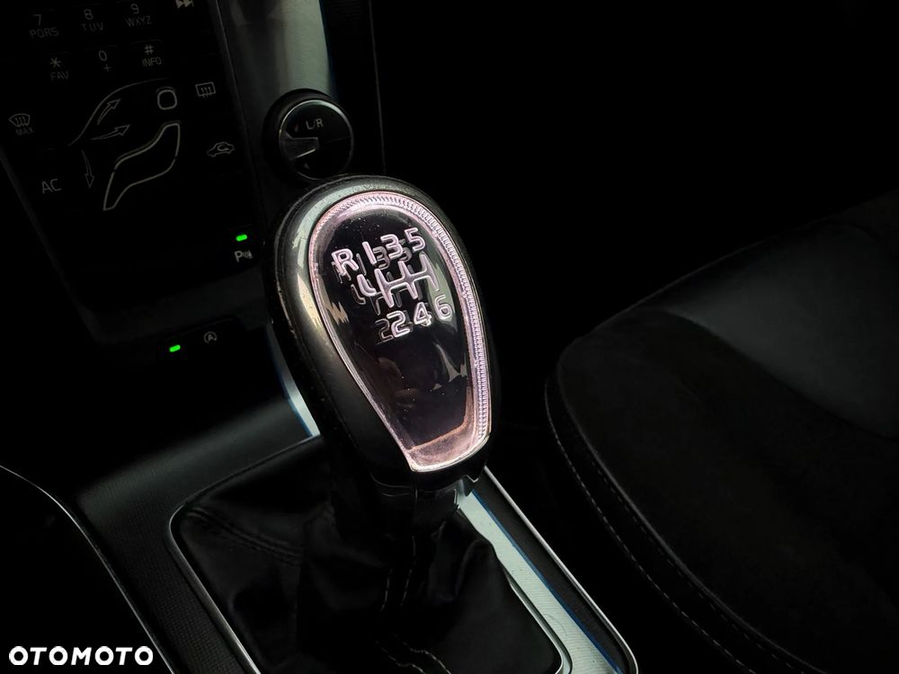 Volvo V40 D2 R Design - 11