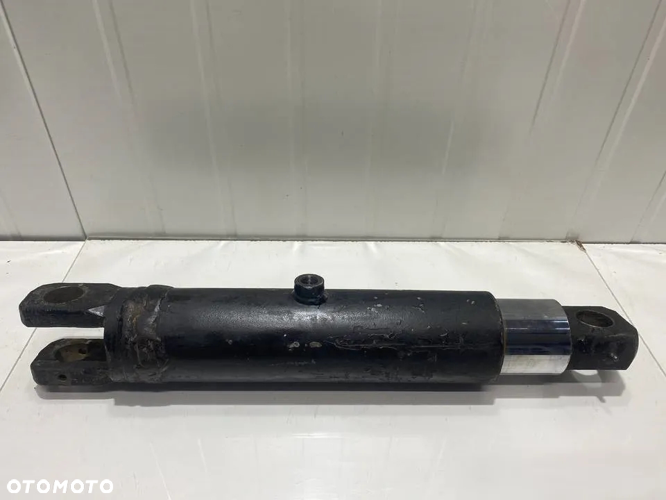 SIŁOWNIK TYLNIEGO PODNOŚNIKA CASE - CS94 CS86 - 155700733033 - 3