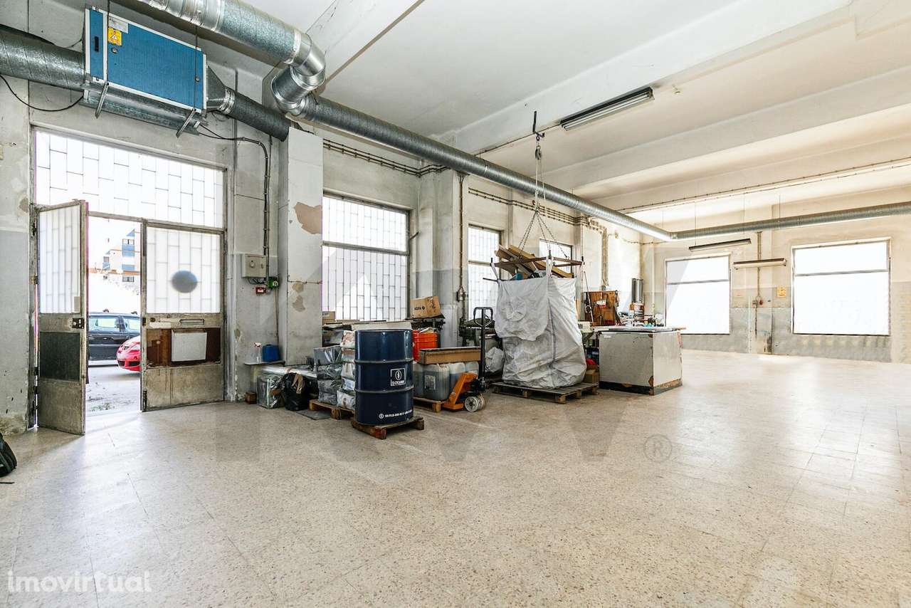 Oportunidade Única: Espaço comercial com 440m2 à Porta do Metro de Odi - Grande imagem: 2/19