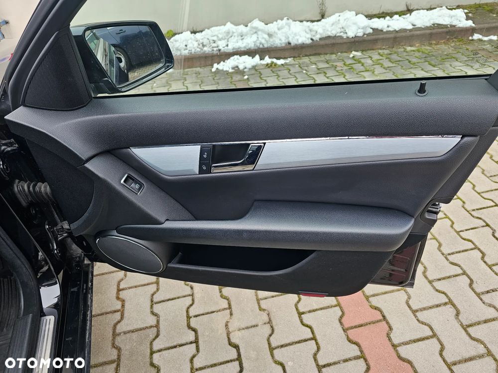 Mercedes-Benz Klasa C 180 CGI BlueEFFICIENCY Avantgarde - 20