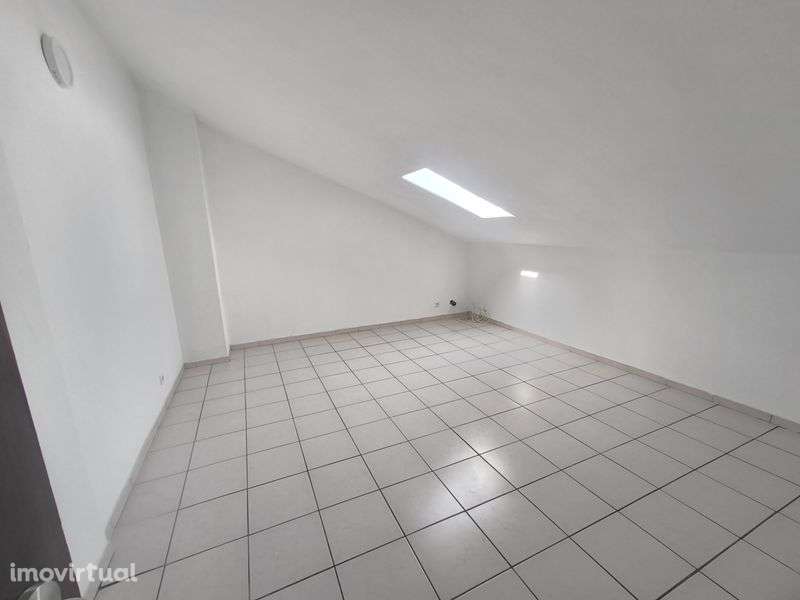 T1 em Fátima - Moita Redonda (Águas Furtadas) – Luminoso e Espaçoso - Grande imagem: 4/5