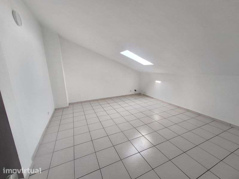 T1 em Fátima - Moita Redonda (Águas Furtadas) – Luminoso e Espaçoso - Grande imagem: 4/5