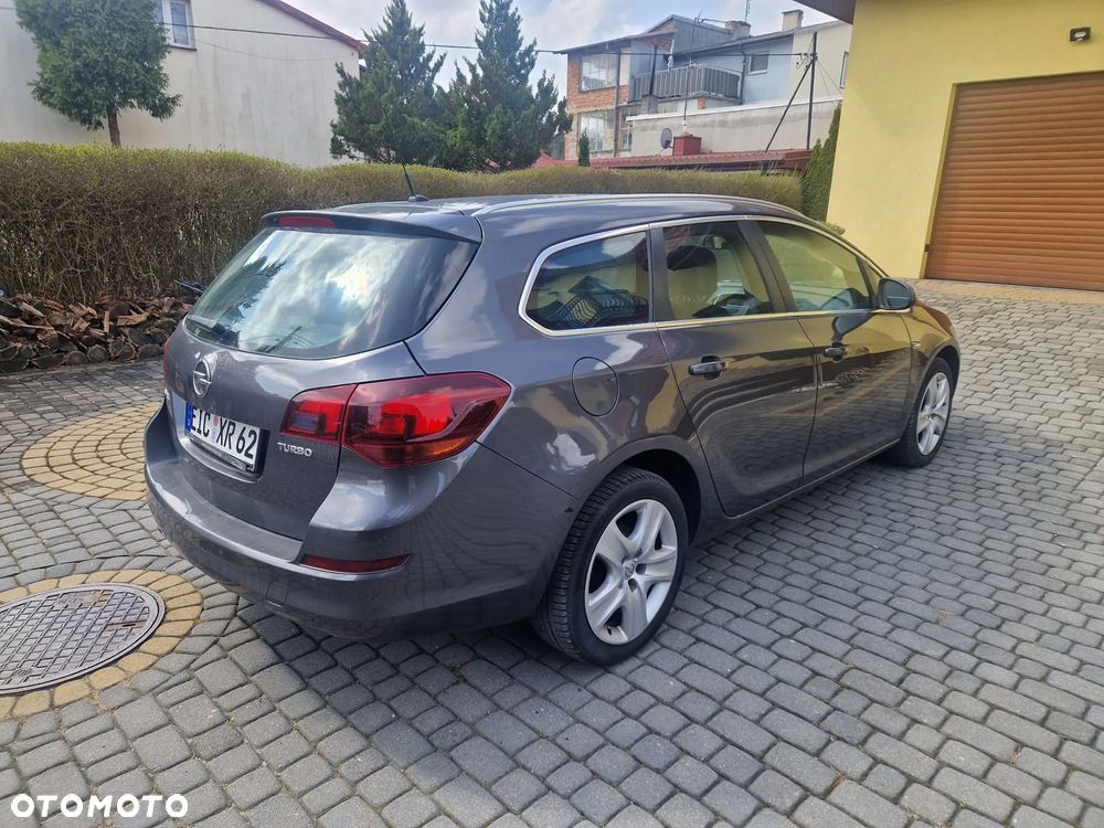 Opel Astra 1.4 Turbo 150 Jahre - 4