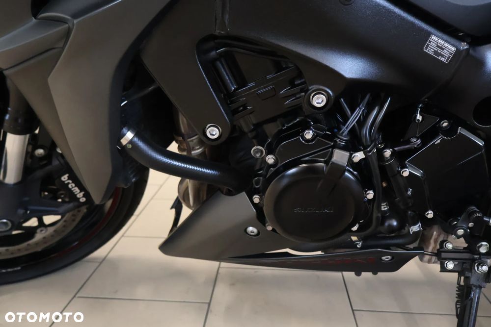 Suzuki GSX - 22