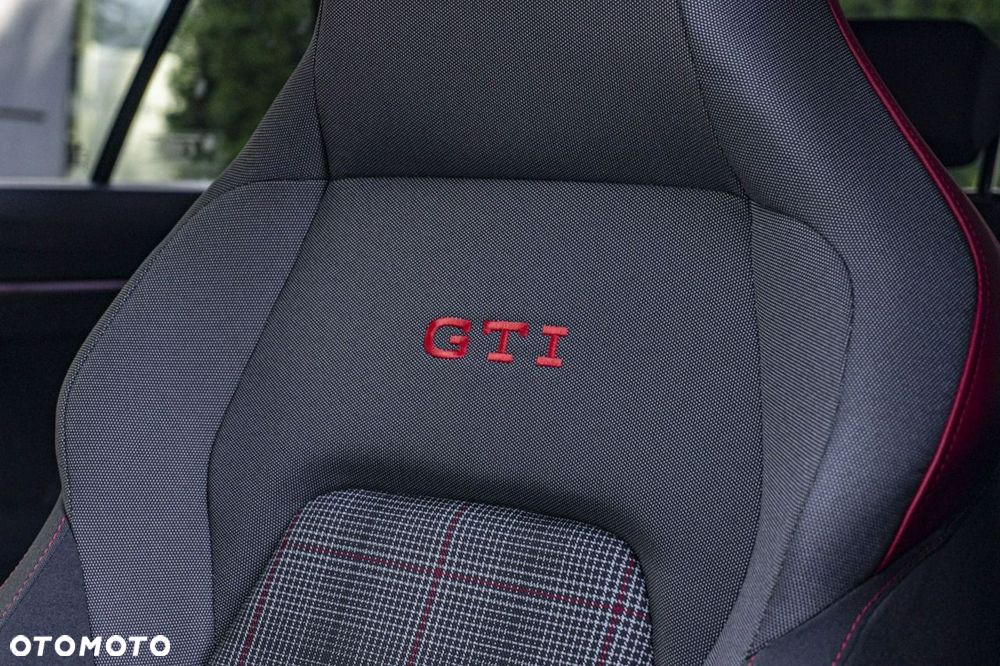 Volkswagen Golf - 24