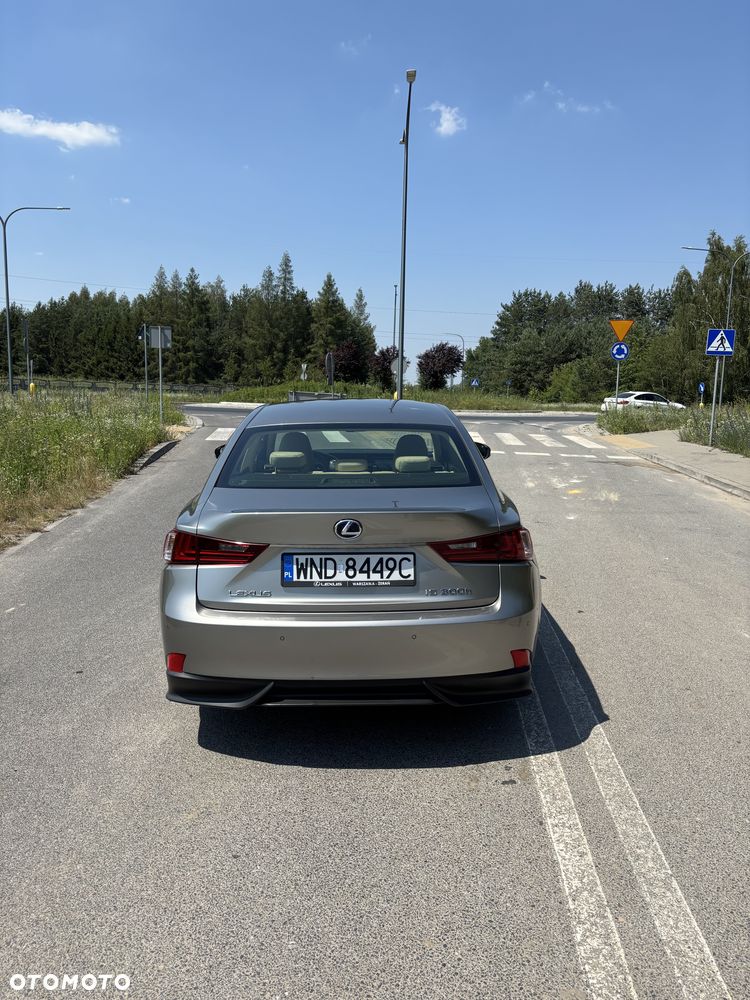 Lexus IS 300h Prestige - 9